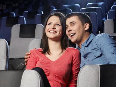 情侣在电影院亲吻,情侣甜蜜定格